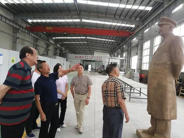 洪虎莅临指导洪学智将军铜像制作