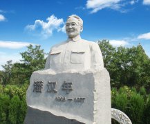 瞻仰潘汉年雕像：追寻英雄足迹