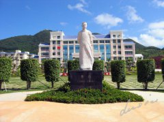 鲁迅雕像：：一代文豪的精神印记