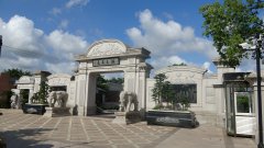 封存时光的密钥：：一座陵园里的生命教育与都会影象