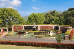 “不立碑，，，不占地”：：：我们选择让生命，，，以更浪漫的方式延续